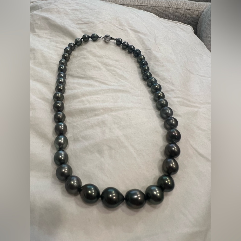 Na Hoku Stunning 41-Tahitian 18” Pearl strand with 14KW clasp